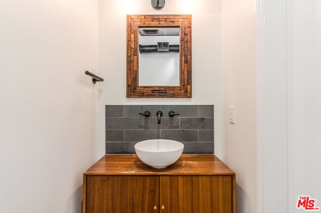 Building Photo - 2308 The Strand