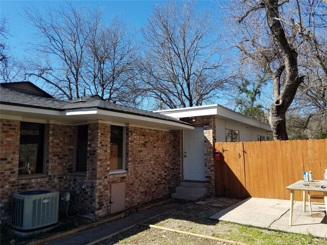 Building Photo - 4 bedroom 2 bath