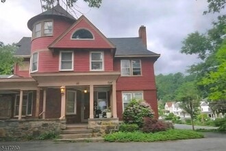 Building Photo - 60 Mills St