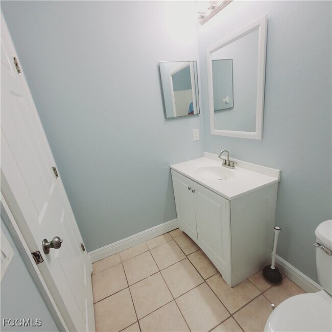 Building Photo - 779 Bedford Dr