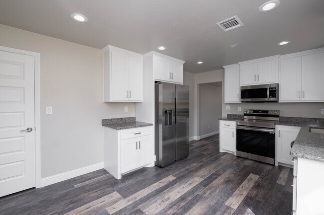 Building Photo - 2007 7th Ave