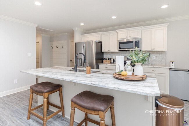 Building Photo - 214 Creek Ridge Dr