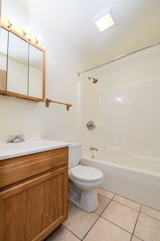 Building Photo - 2 bedroom / 2 bathroom Townhouse for rent ...