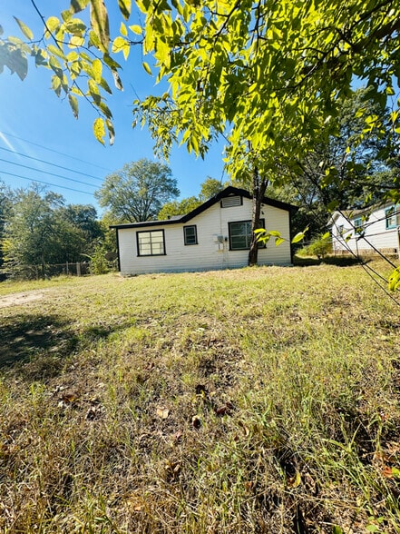 Building Photo - 2300 Bryan St