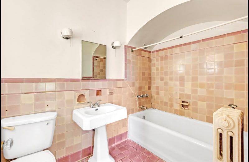 Building Photo - 665 E Pkwy S