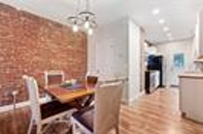 Building Photo - 516 Borland St