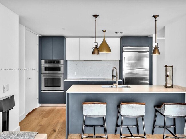 Building Photo - 1300 Brickell Bay Dr