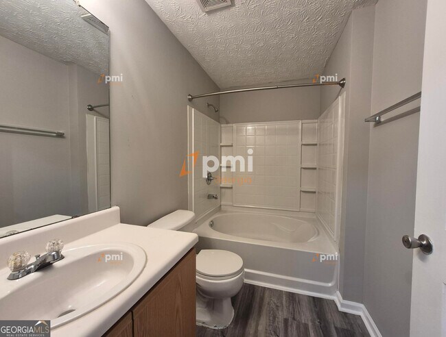 Building Photo - 2204 Fairington Village Dr