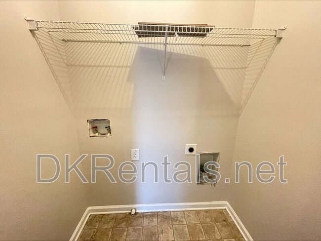 Building Photo - 2355 Mayfair Dr