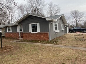 Building Photo - Corner lot; New appliances, New bathroom V...