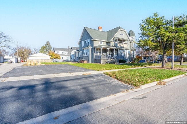 Building Photo - 803 N Broadway