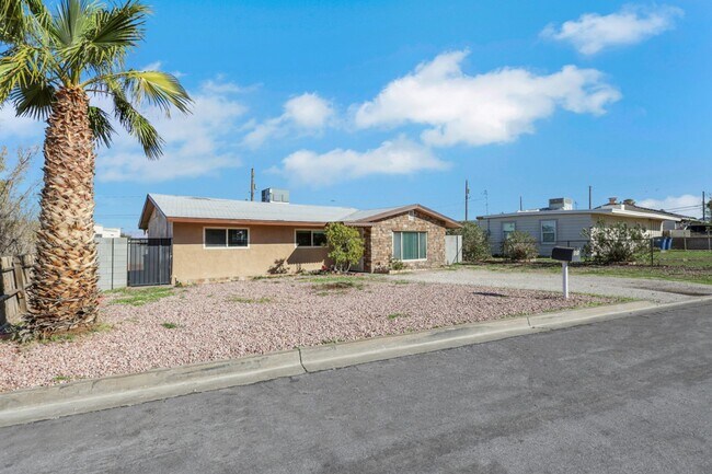 Building Photo - Rehabbed Downtown Henderson Home