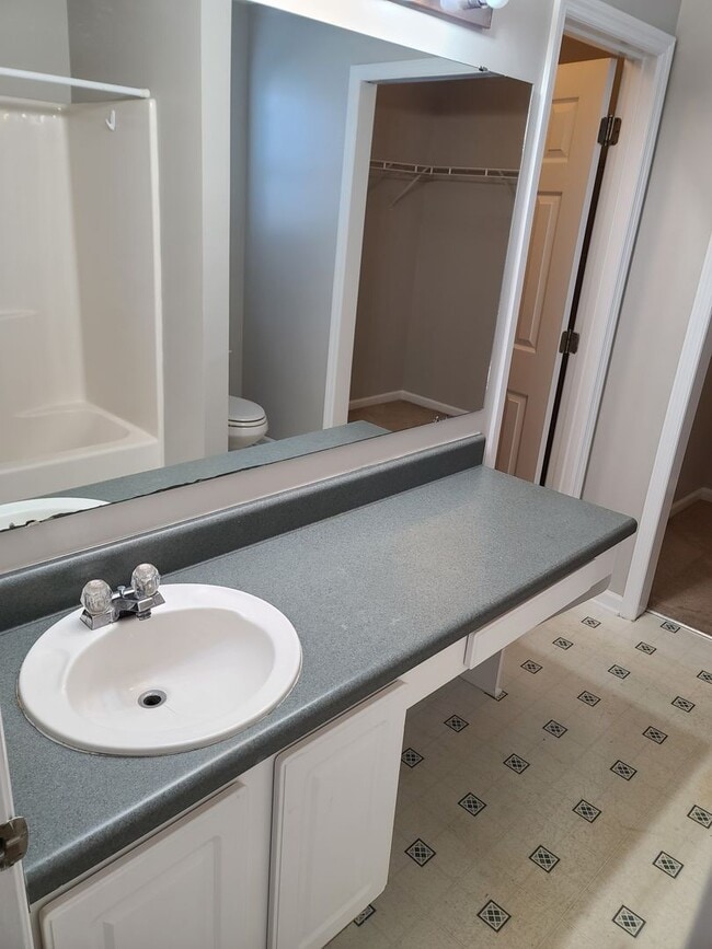 Building Photo - Conveniently located in a quiet cul-de-sac