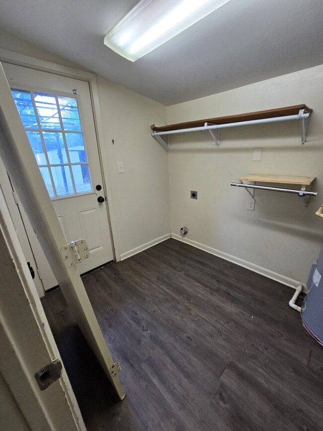 Building Photo - 3 bedroom 1.5 bathroom--Shady Grove Neighb...
