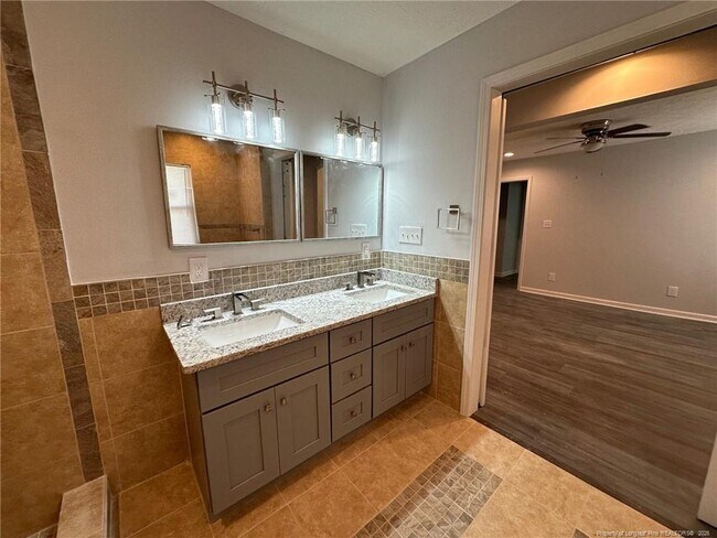 Building Photo - 929 Fleetwood Dr