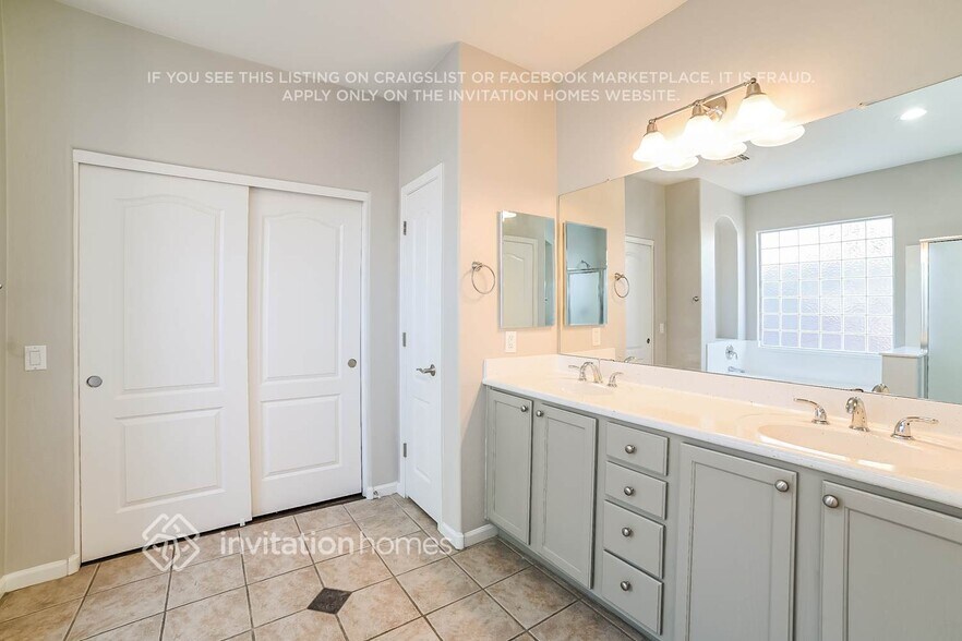Building Photo - 1648 S 174th Ln