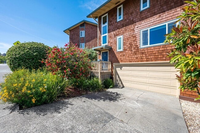 Building Photo - 490 S Eliseo Dr