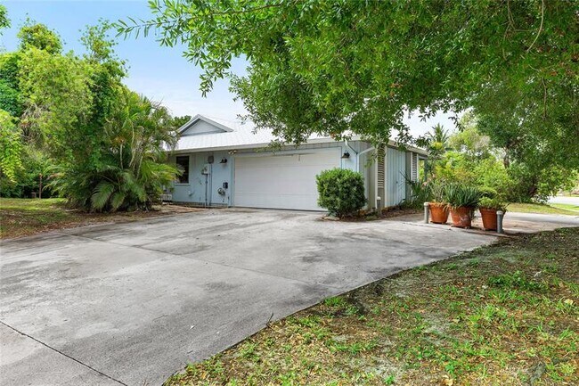 Building Photo - 2041 SE Floresta Dr