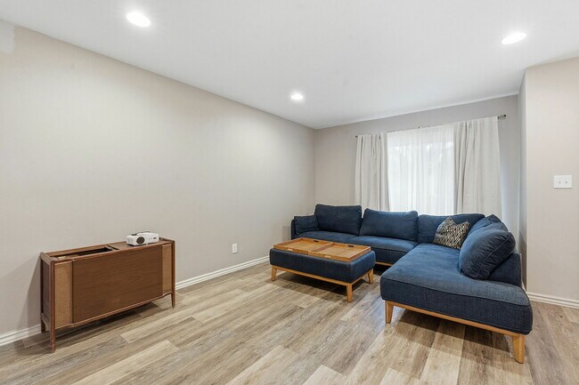 Building Photo - 905 Silver Quail Ln