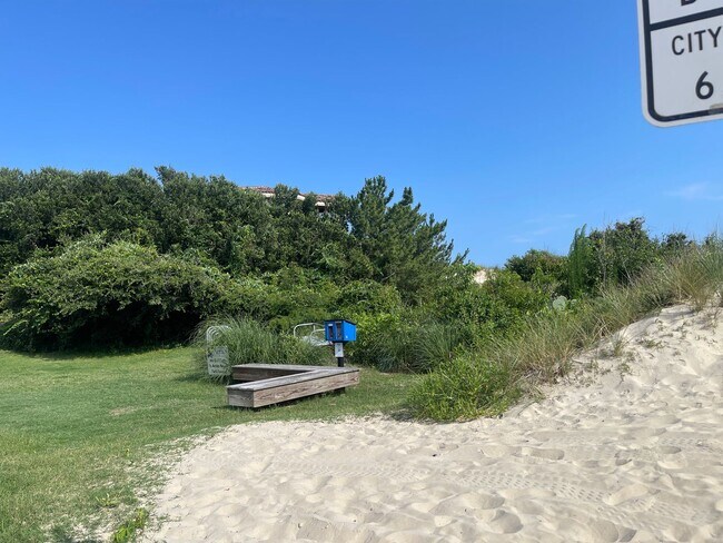 Building Photo - AWESOME TOWN HOME STEPS AWAY FROM BEACH ACCESS