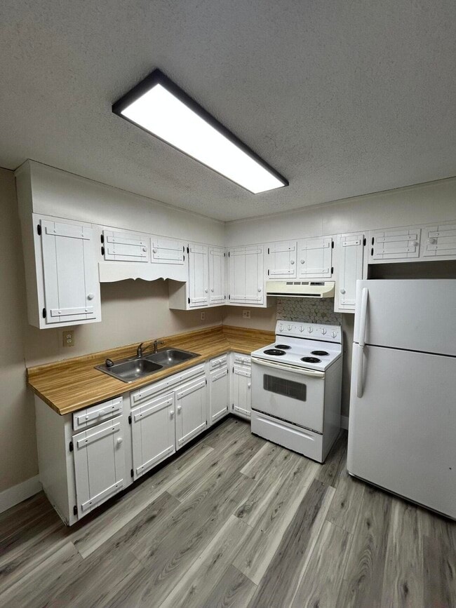 Building Photo - 572 Highland Dr SW