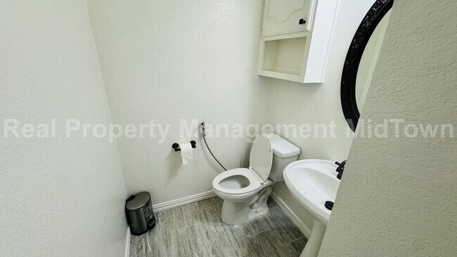 Building Photo - Spacious, Freshly Updated Family Home in P...