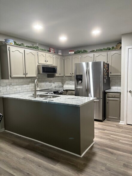 Building Photo - 4005 Sunhill Dr