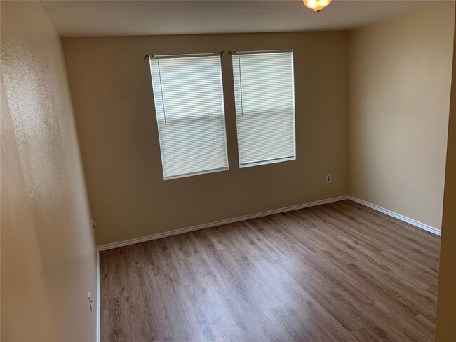 Building Photo - 1006 Hollow Oak Rd