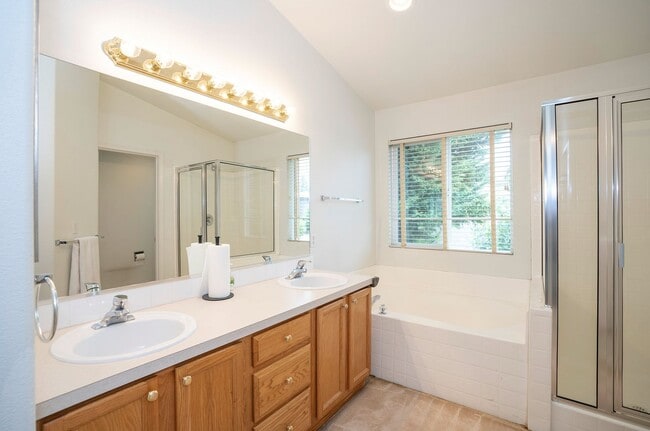 Building Photo - Spacious 4-Bedroom in Renton’s Serenity Ridge