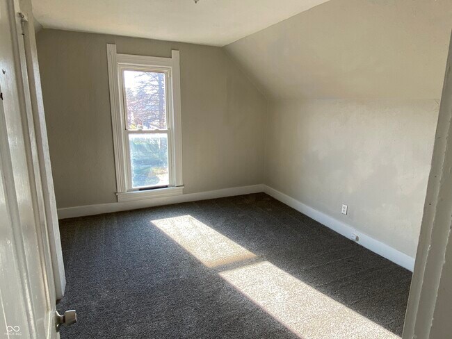 Building Photo - 510 W 5th St