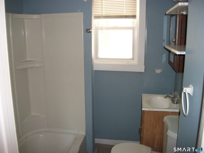 Building Photo - 27 Lilac St