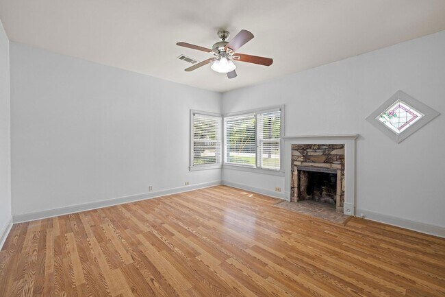Building Photo - 701 1/2 S Walnut Street Unit