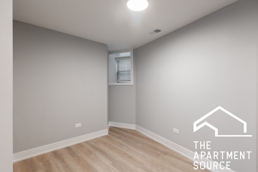 Building Photo - 454 W Belden Ave