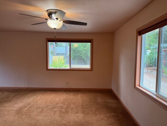 Building Photo - 4 bedroom 2 bathroom home in a great neighborhood!