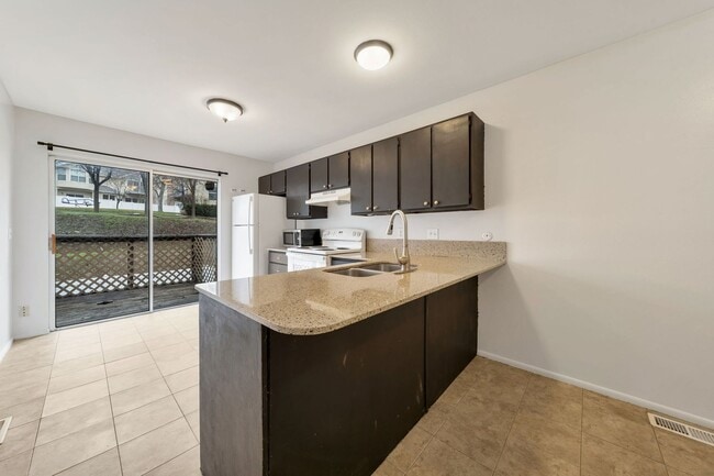 Building Photo - Murray Cul-de-sac Side by Side Duplex with New Carpet and Paint