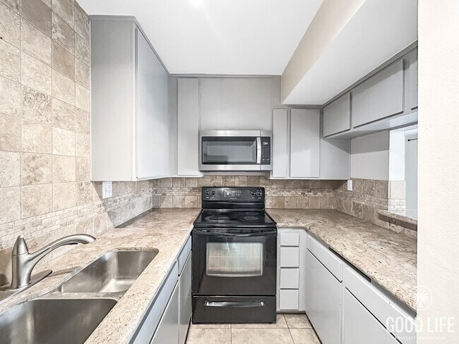 Building Photo - Beautiful 2BD/2BA w/ Reserved Parking and A/C in College Area!