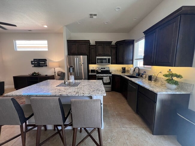 Building Photo - 8 Month Term Furnished Townhome In Hurricane