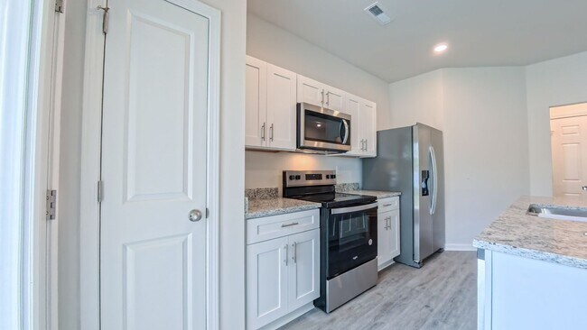 Building Photo - Spacious Townhome!