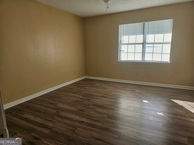 Building Photo - 818 Robin Hood Trail