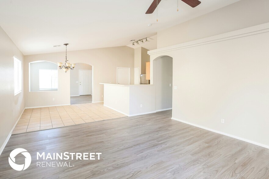 Building Photo - 9016 W Pinchot Ave