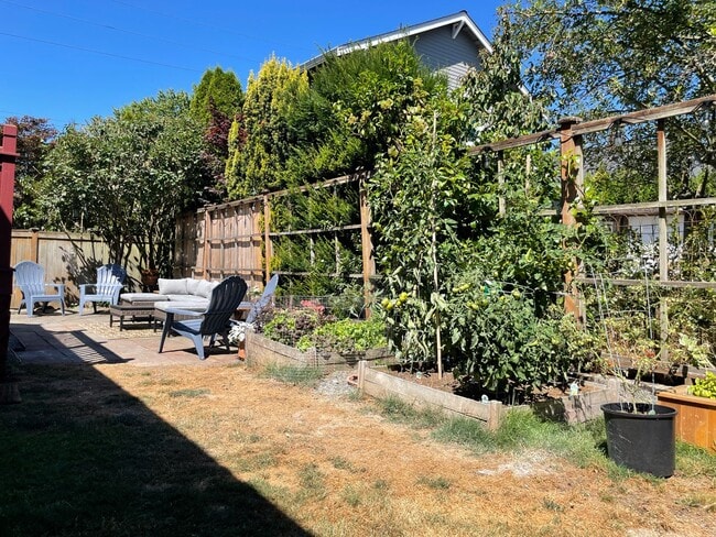 Building Photo - Immaculate and Updated Mid Century Home in Whittier Heights