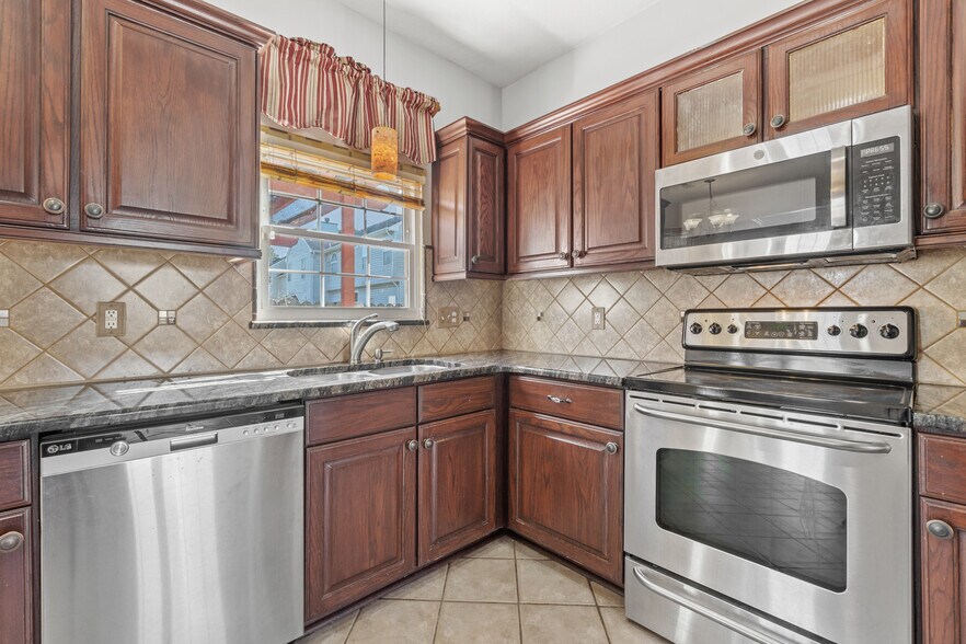 Building Photo - 305 Hidden Falls Ct