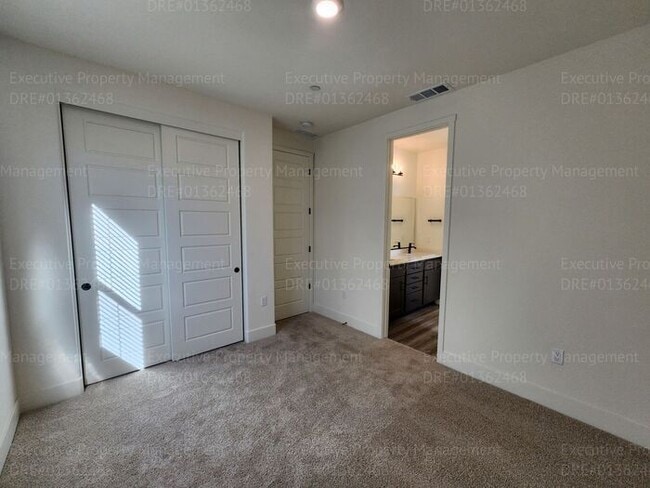 Building Photo - 4 bedroom/ 3 bathroom split-wing home.