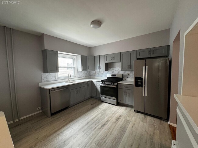 Building Photo - 561 E Olive St