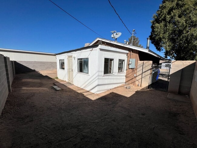 Building Photo - 4 Bedroom Home Available Near Comanche Rd NE & Carlisle Blvd NE!