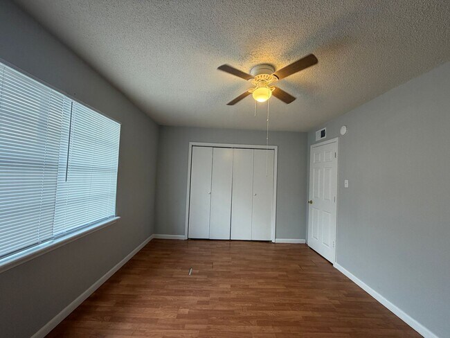 Building Photo - Spacious 3 Bedroom Townhome in Oak Park