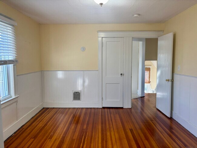 Building Photo - 39 Cove Ave