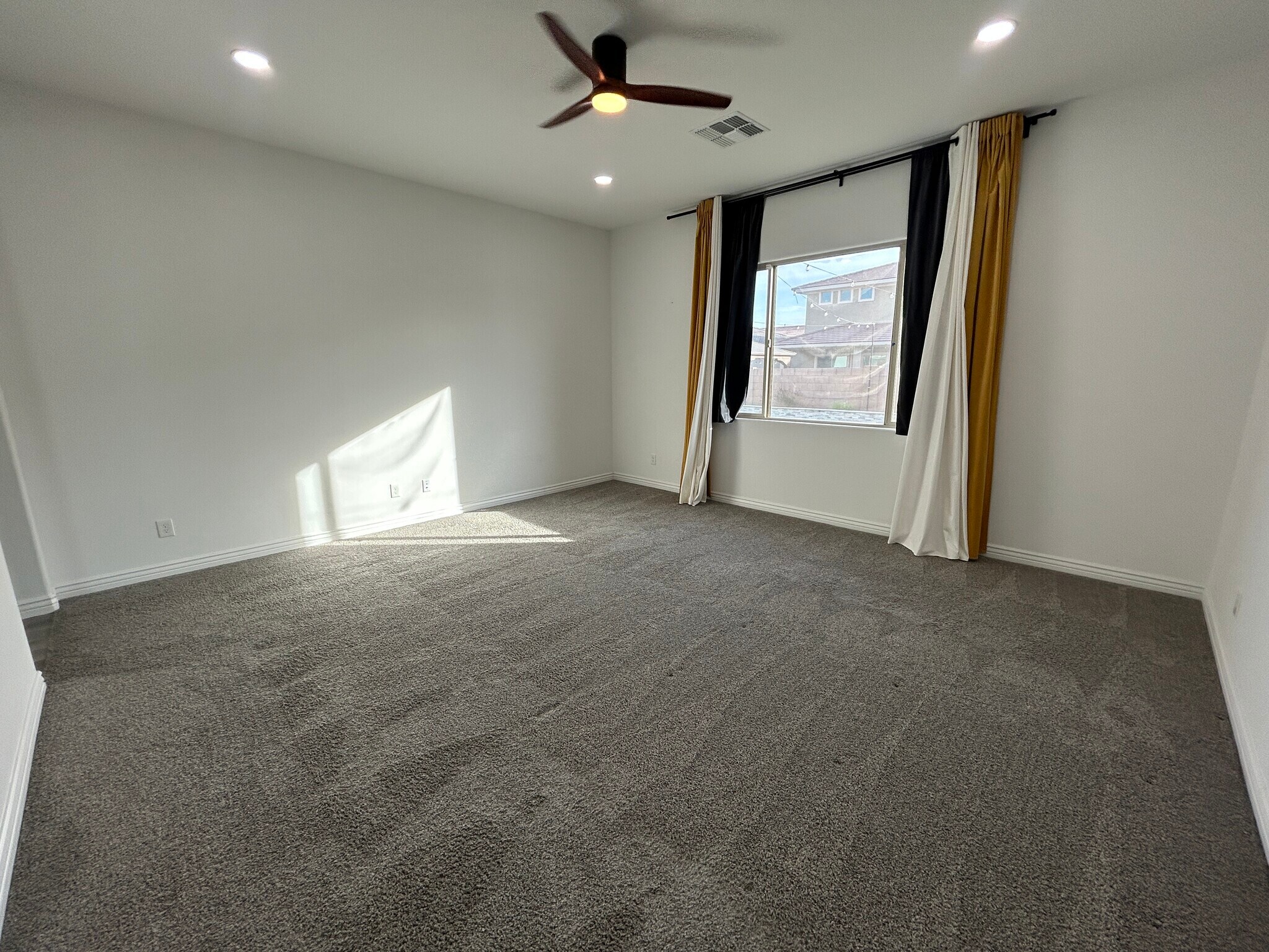 Building Photo - 8731 W Wagon Wheel Dr