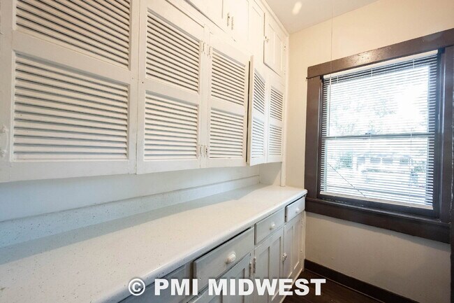 Building Photo - "Charming 3-Bed Duplex Retreat in Indianapolis – Spacious 1,318 Sq Ft with Modern Amenities!"