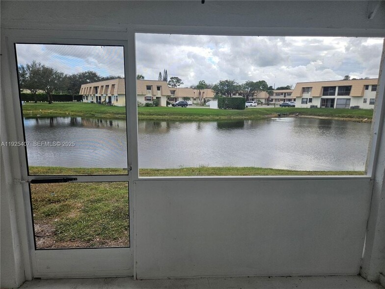 Building Photo - 4479 Oak Terrace Dr